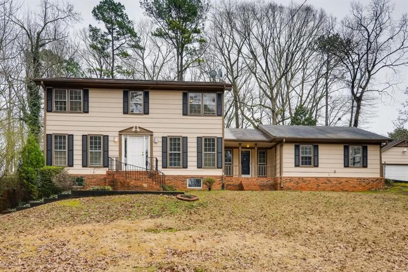 Welcome home to 489 Fieldstone Ct, at the end of a