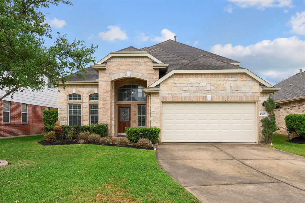 Charming 4 Bedroom 2/1 Bath home located in desirable Lakes at Northpointe! Stunning curb appeal and ideal floorplan all within walking distance of the neighborhood attractions!
