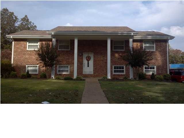Beautiful colonial style in popular neighborhood w