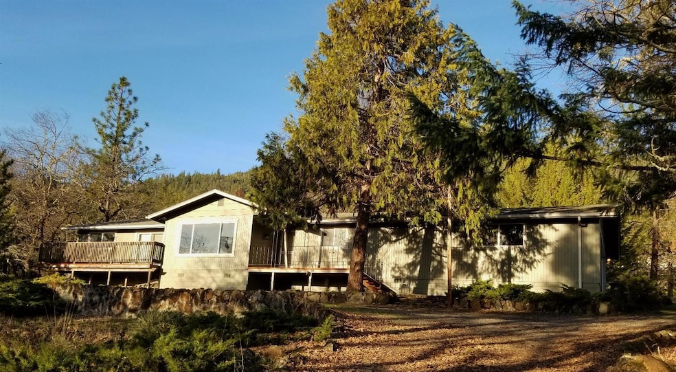 648 Colonial Dr, Grants Pass, OR 97526 - photo 1