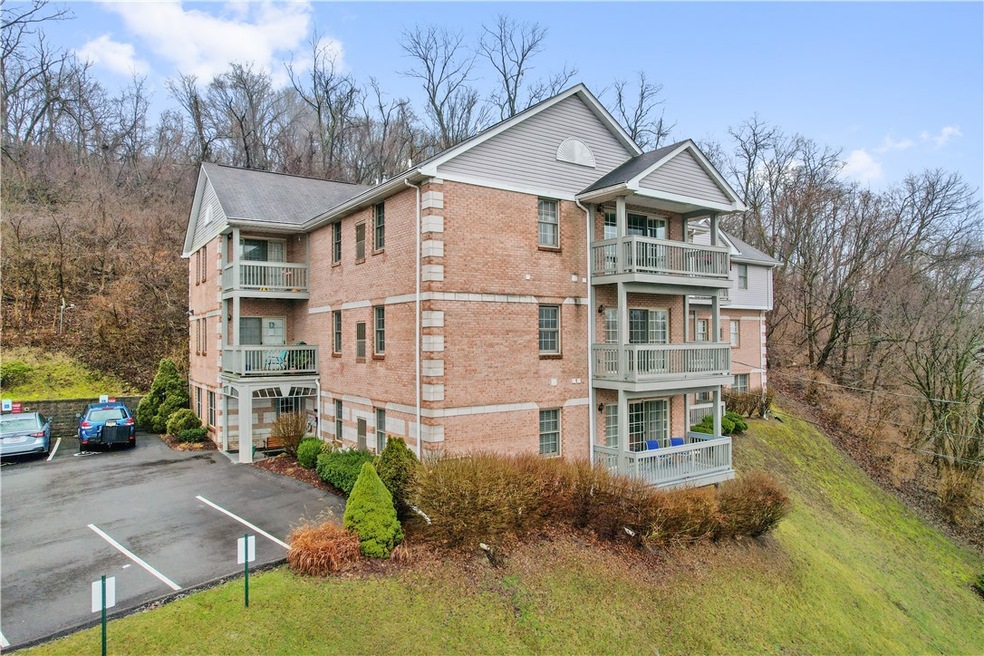 Welcome home to 2445 Old Greentree Road 2B