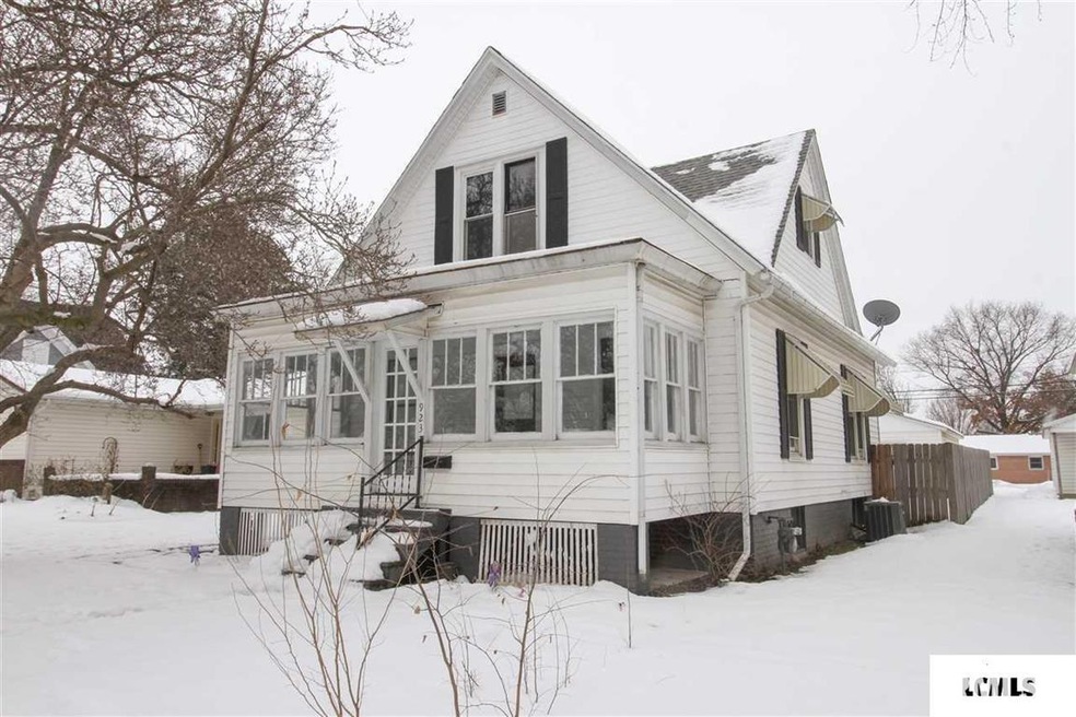 923 Decatur St, Lincoln, IL 62656 - photo 1