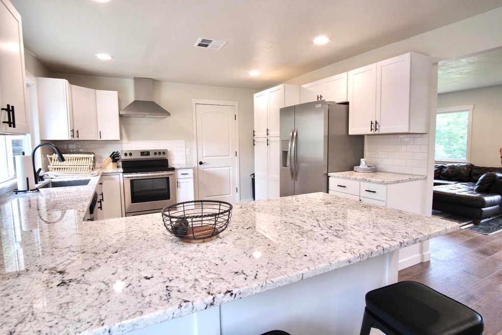 823 3rd St, Rogue River, OR 97537 - photo 1