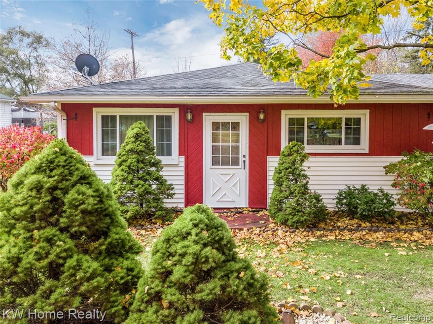 598 S Hospital Rd, Waterford, MI 48327 - photo 1