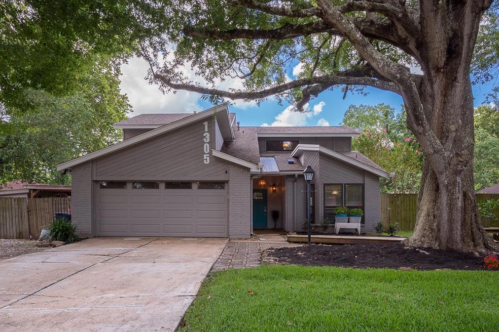 1305 Yorkshire Dr, Friendswood, TX 77546 - photo 1