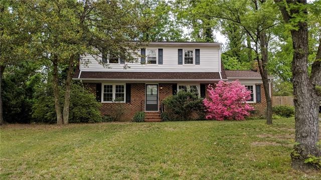 Private wooded setting on a quet cul-de-sac!