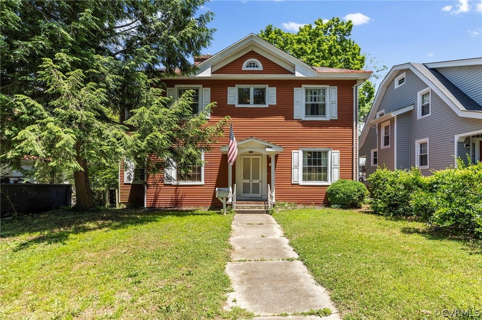 View of front of property featuring a front lawn