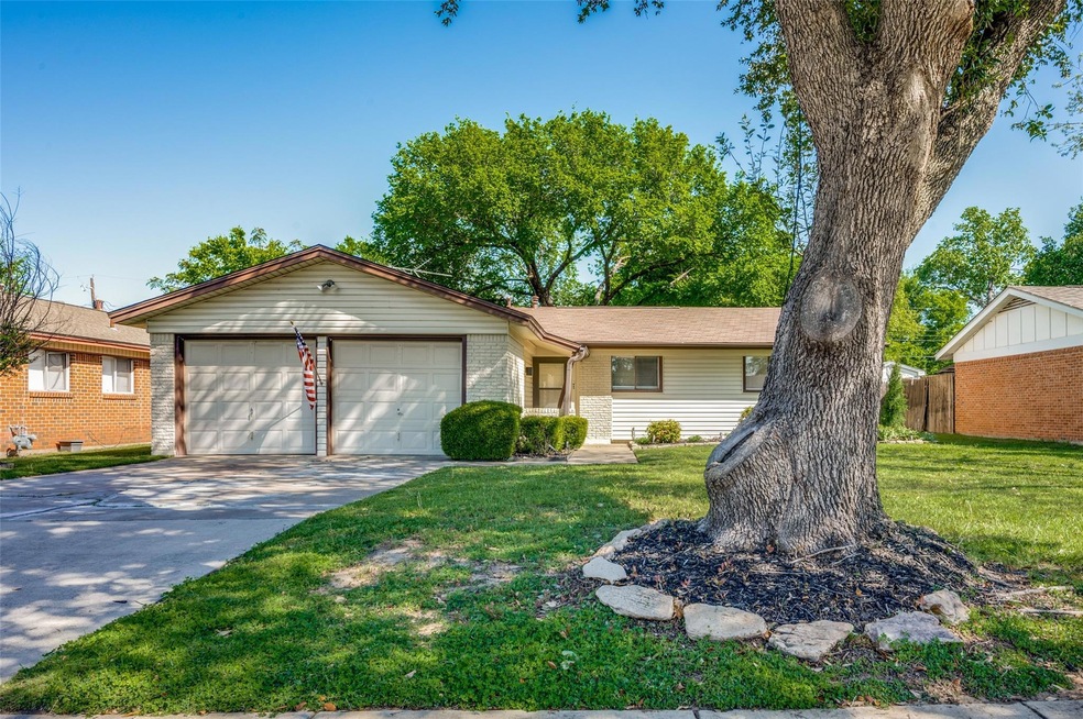 709 Brookfield Dr, Hurst, TX 76053 - photo 1