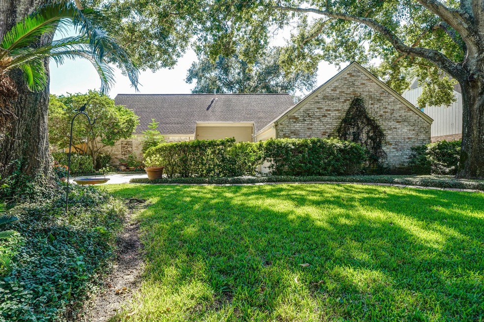 10215 Chevy Chase Dr, Houston, TX 77042 - photo 1