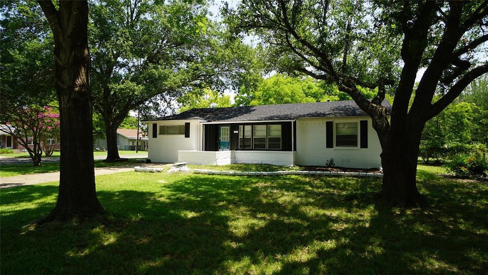 2006 Liberty St, Bonham, TX 75418 - photo 1