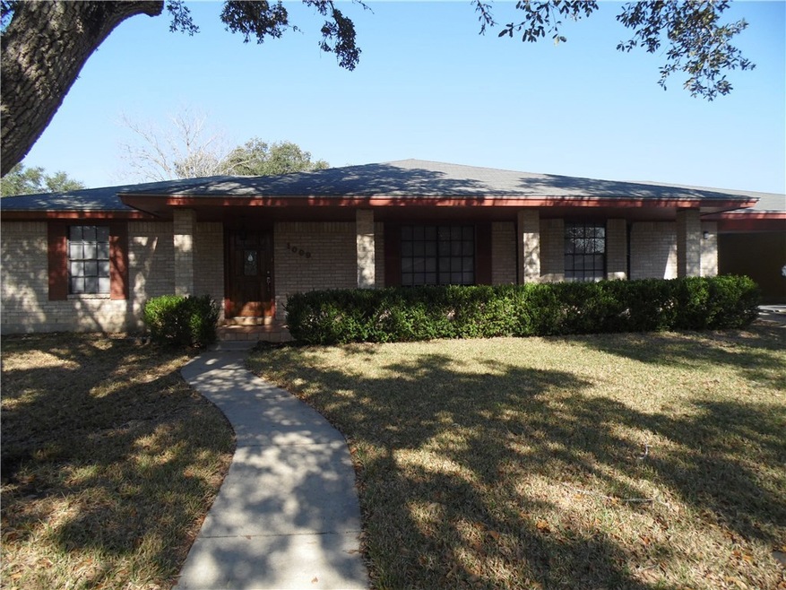 1009 Newhall St, Beeville, TX 78102 - photo 1