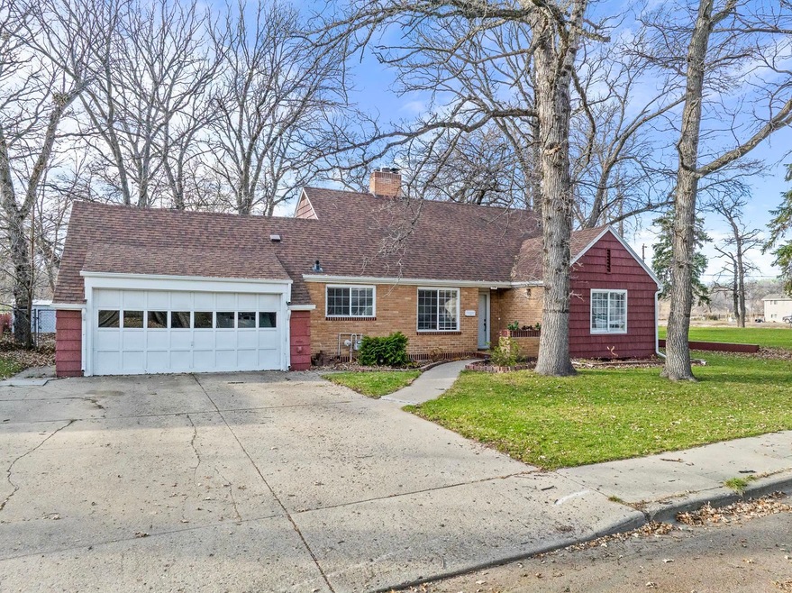 19 Cortland Dr, Minot, ND 58703 - photo 1