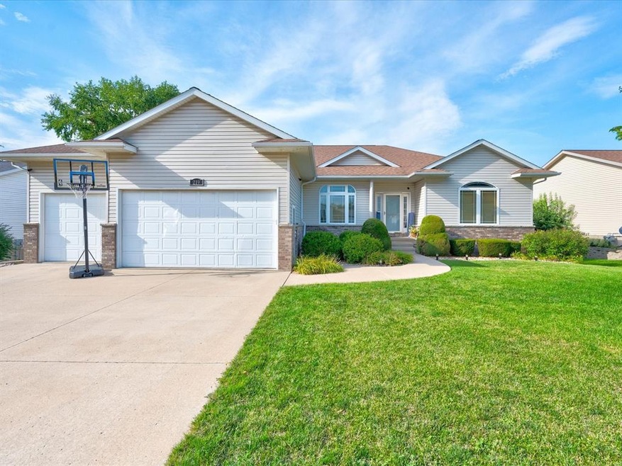 219 S Hillcrest Cir, Center Point, IA 52213 - photo 1