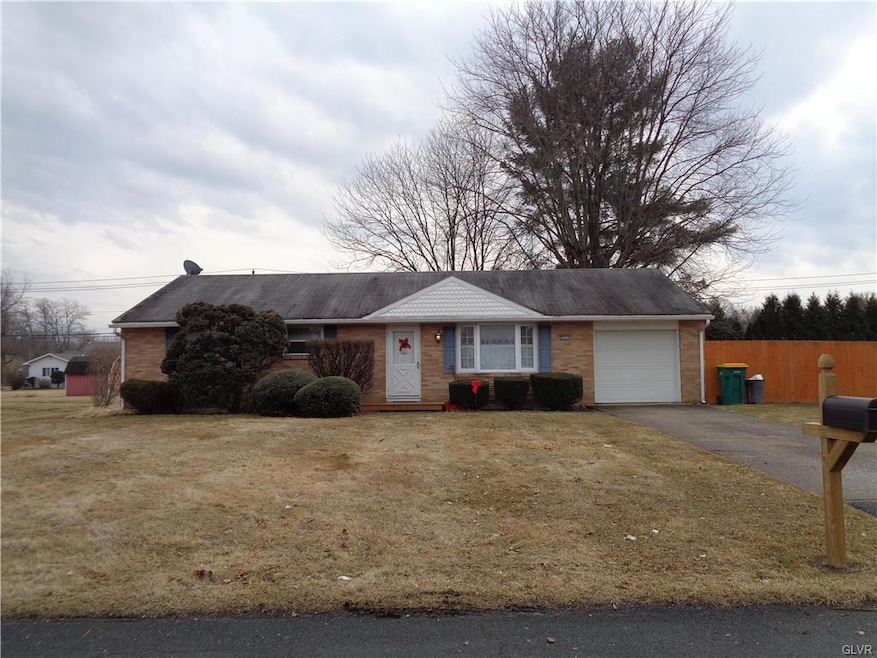 5591 Mohawk Dr, Bethlehem, PA 18017 - photo 1