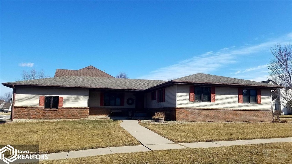 720 E 23rd St N, Newton, IA 50208 - photo 1