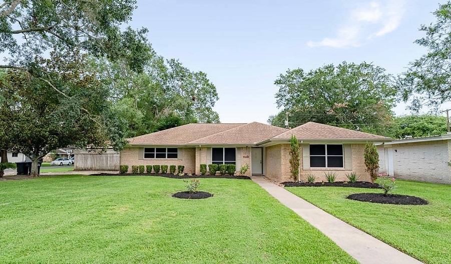 1511 Highland Dr, Alvin, TX 77511 - photo 1