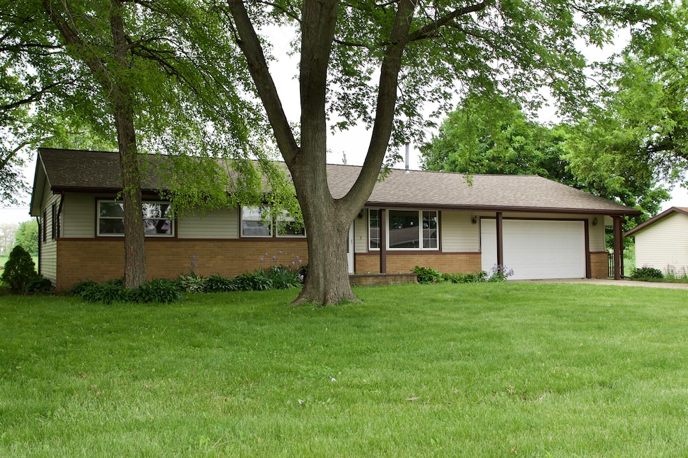 821 Sunny Acres Dr, Princeton, IL 61356 - photo 1