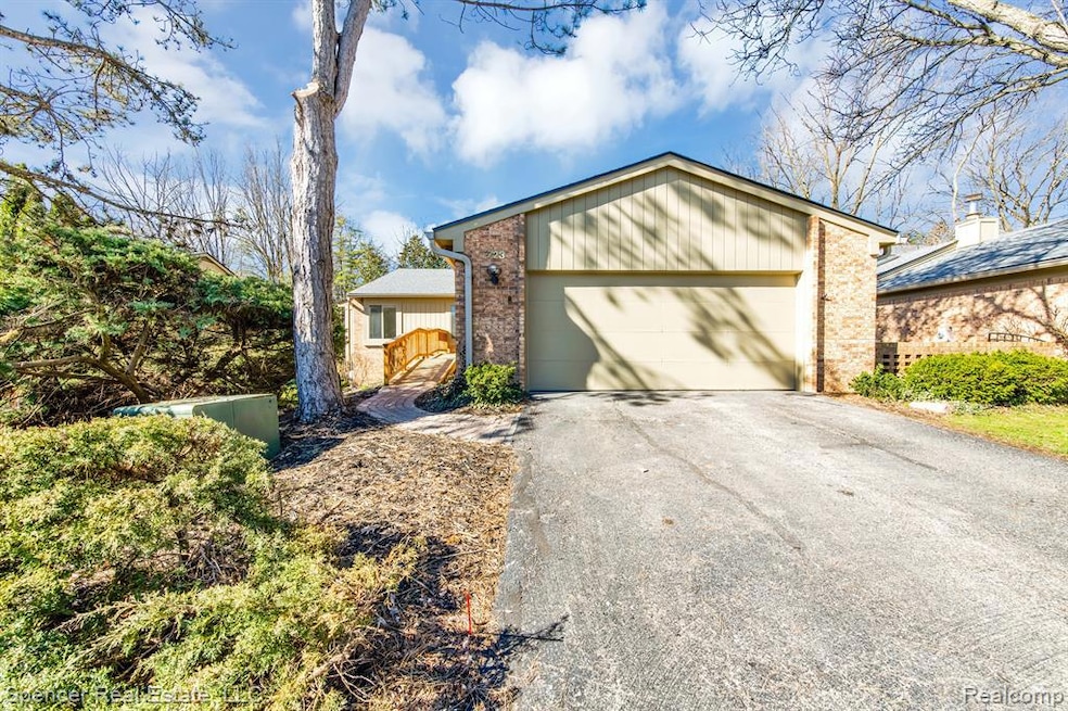 723 Arbor Ct, Bloomfield Hills, MI 48304 - photo 1