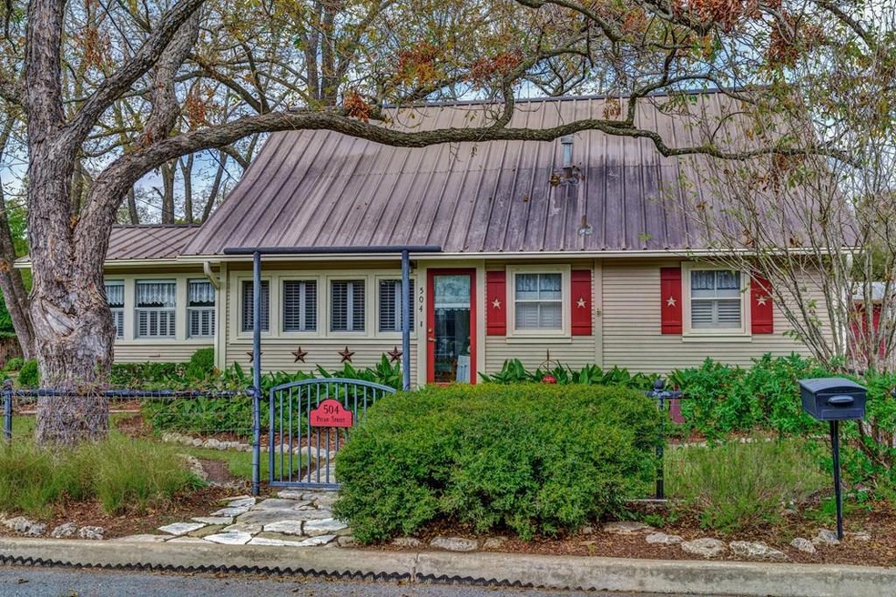 504 N Pecan St, Fredericksburg, TX 78624 - photo 1