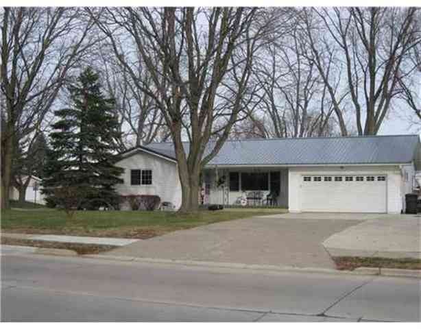 2820 Wilson Ave SW, Cedar Rapids, IA 52404 - photo 1