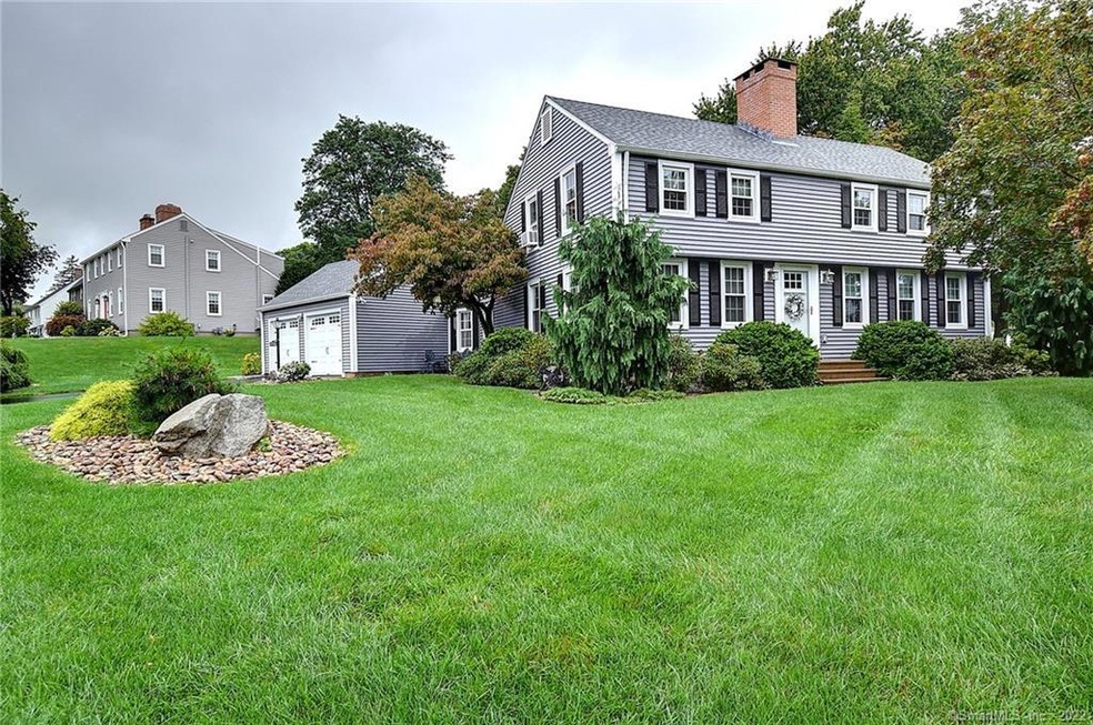 7 Old Common - handsome salt box Colonial in Pyqua