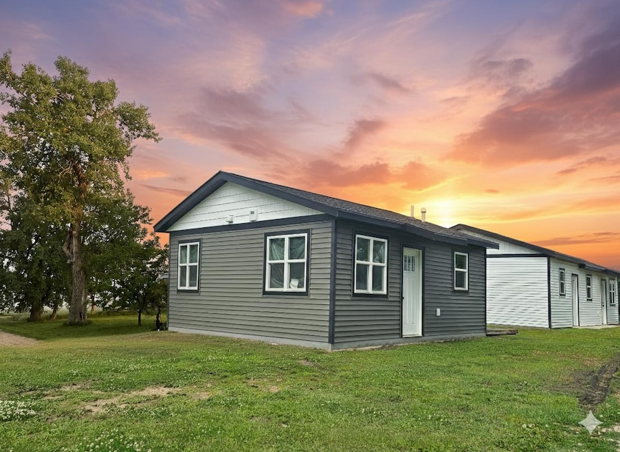 201 10th Ave SE, Pipestone, MN 56164 - photo 1