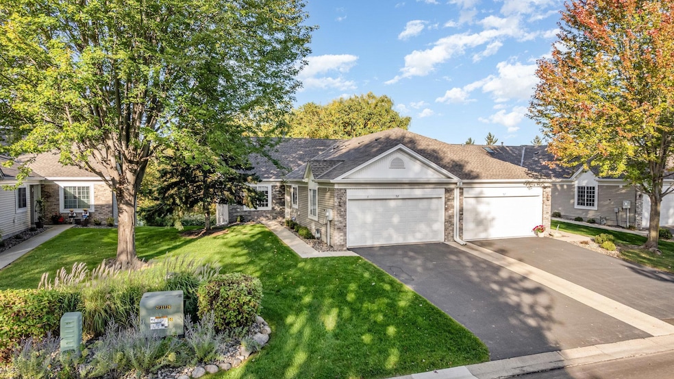 769 Lake Ridge Dr, Woodbury, MN 55129 - photo 1