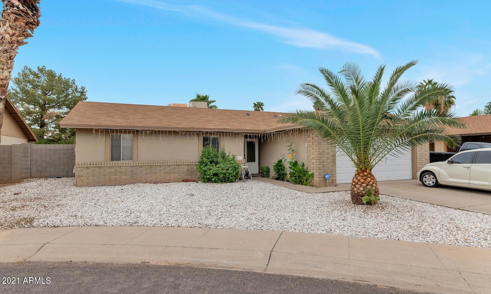 3067 N 89th Ln-large-002-011-3067 N 89th
