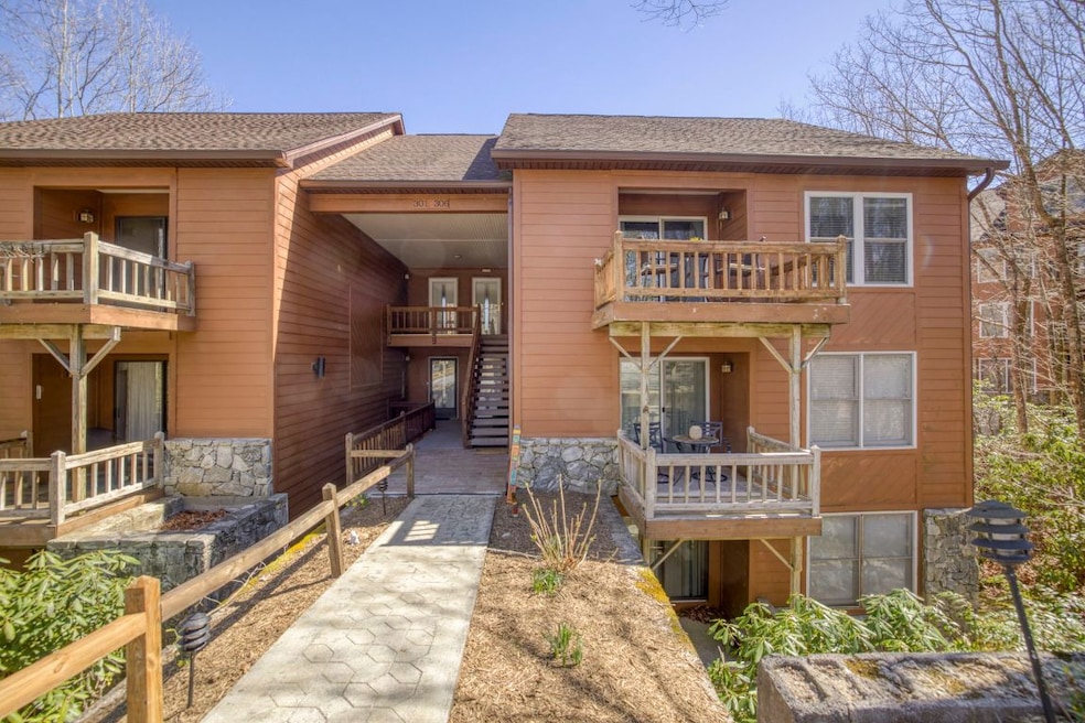 Welcome to 73 Toxaway Views Unit 306!