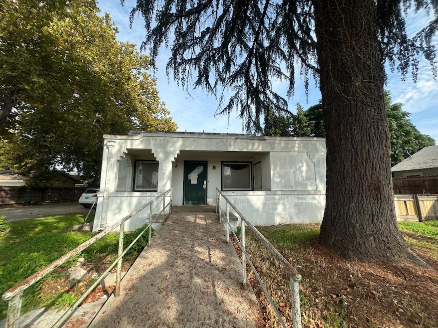 901 Mariposa St, Kingsburg, CA 93631 - photo 1