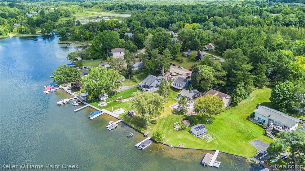 Lakefront living on Lakeville Lake!