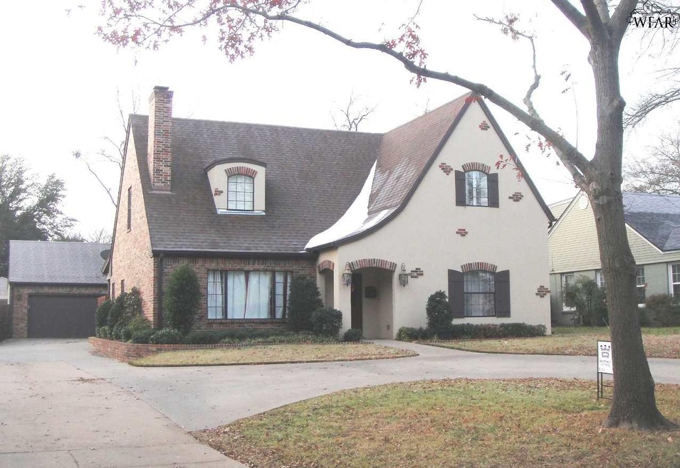 Fabulous 5 BR, 3 Bath Country Club Home!