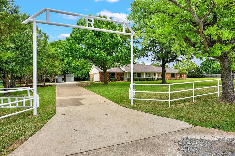 229 Glenwood Dr, Denison, TX 75020 - photo 1