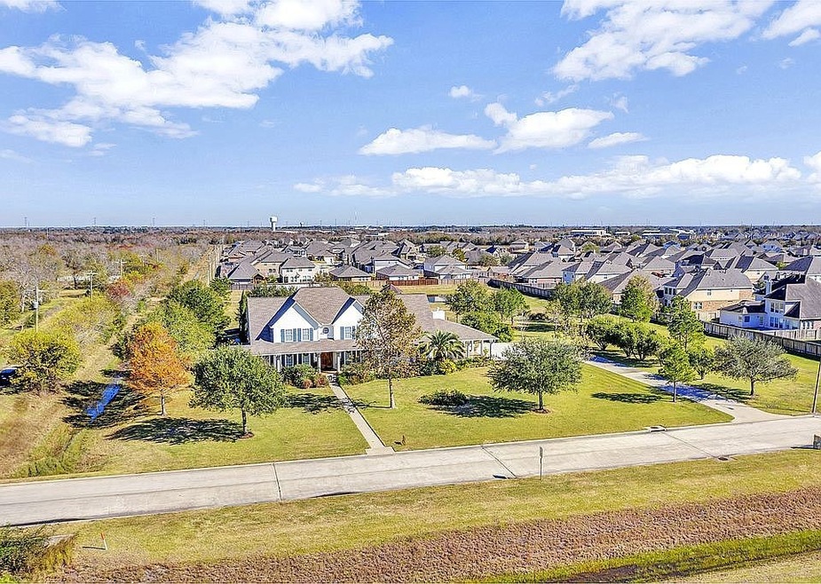 1300 Plantation Dr, Alvin, TX 77511 - photo 1