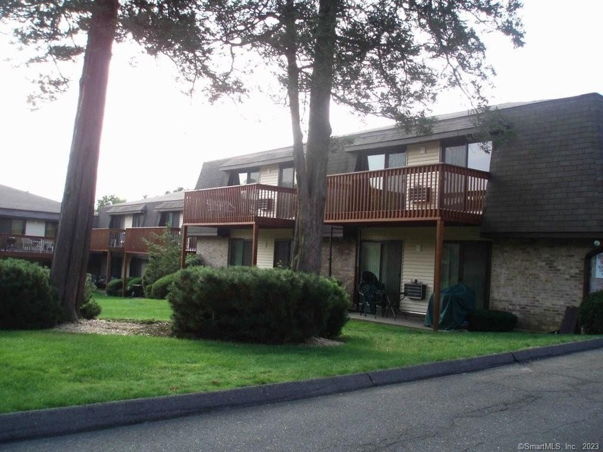 180 Colonial Rd unit B4, Stamford, CT 06906 - photo 1