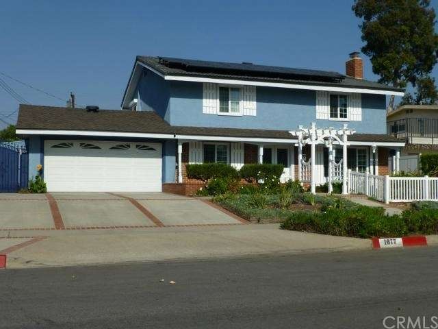 Triple wide concrete driveway with decorative bric