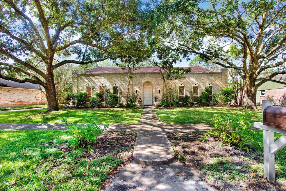 334 W Castle Harbour Dr, Friendswood, TX 77546 - photo 1