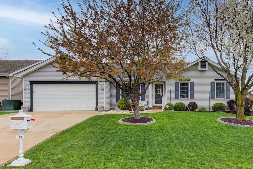 Welcome to #12 Royallbend! The yard is meticulousl