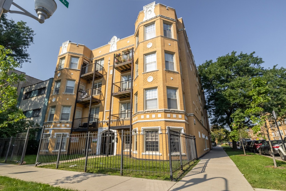 2709 W Glenlake Ave unit 1, Chicago, IL 60659 - photo 1