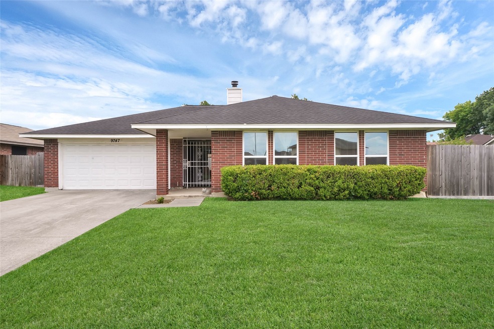 9747 Blackhawk Blvd, Houston, TX 77075 - photo 1