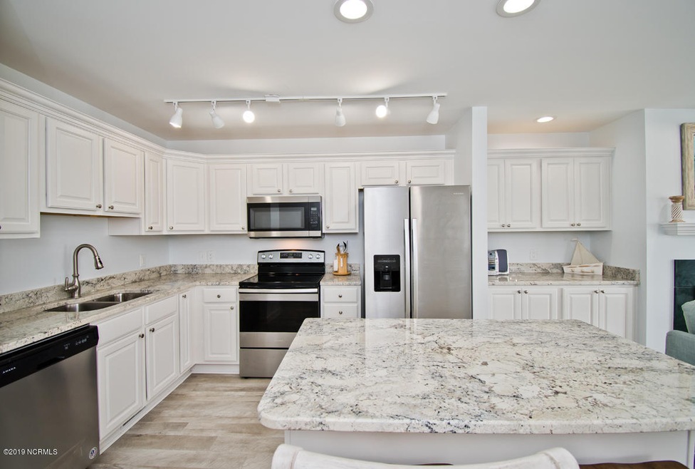 Kitchen, Island & Wetbar