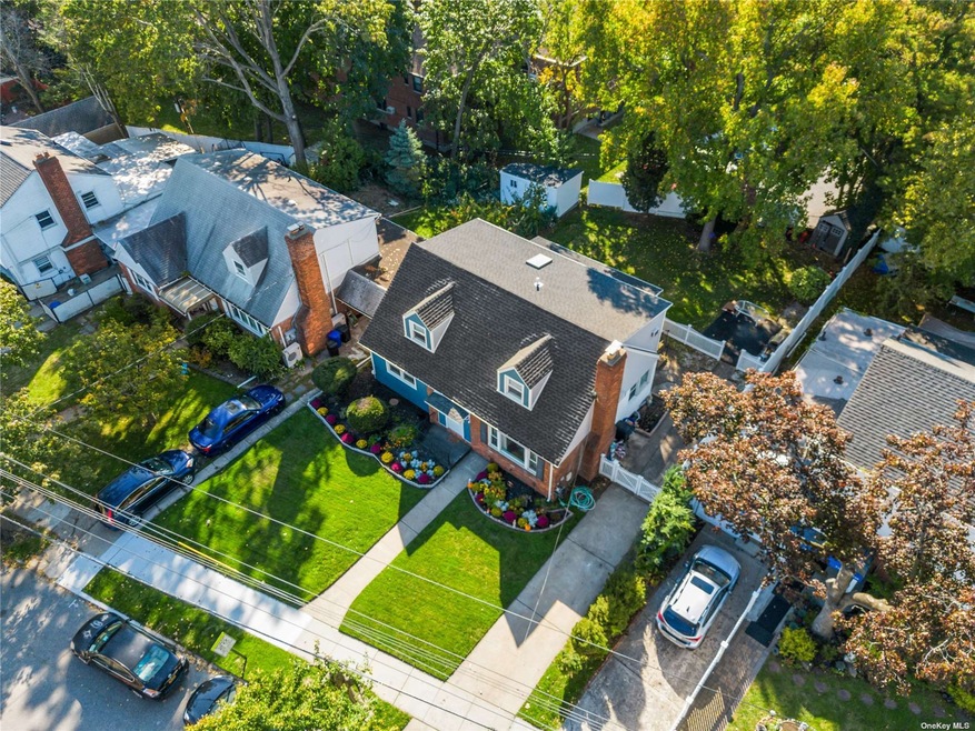 6116 Marathon Pkwy, Douglaston, NY 11362 - photo 1