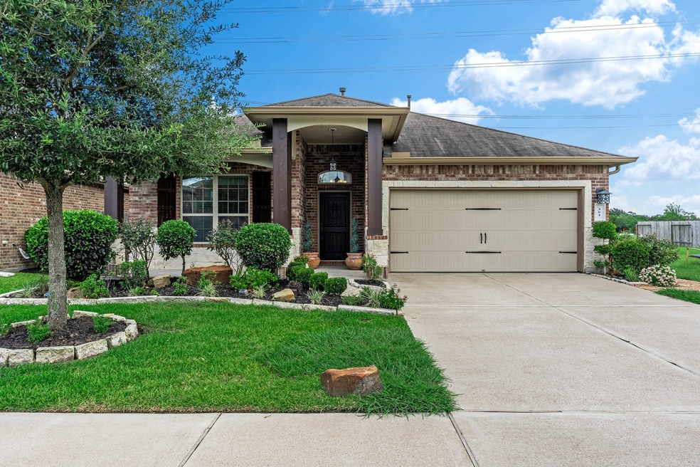 304 Kendall Crest Dr, Alvin, TX 77511 - photo 1