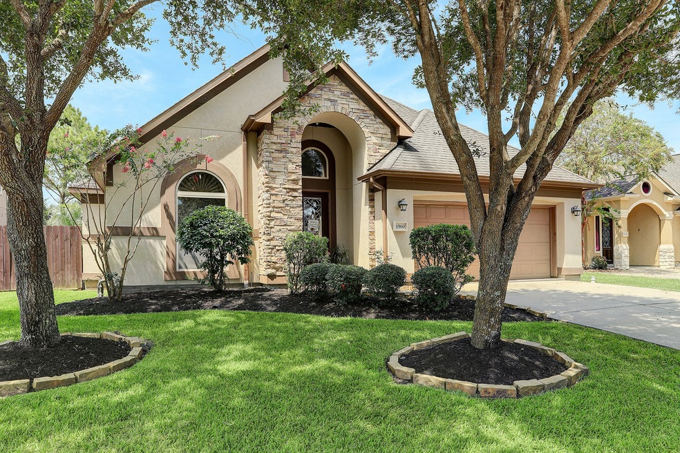 1560 Garden Lakes Dr, Friendswood, TX 77546 - photo 1