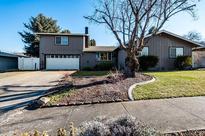 1350 Papago Dr, Medford, OR 97504 - photo 1