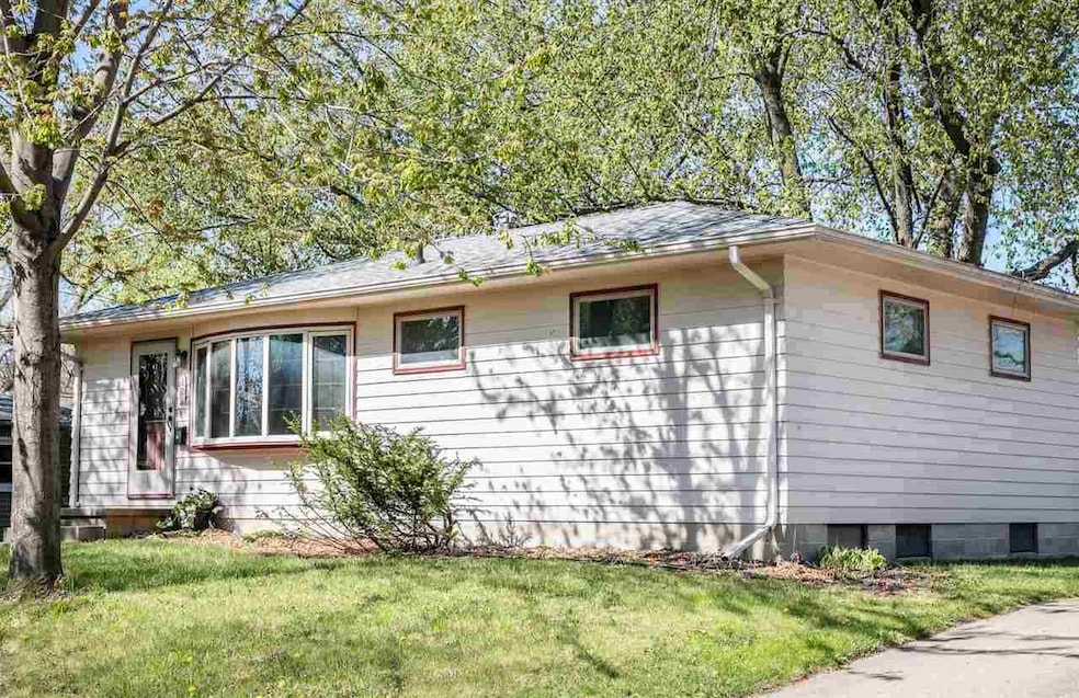 1260 St Andrews Ave, Waterloo, IA 50701 - photo 1