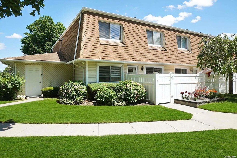 172 Storm Dr unit 172, Holtsville, NY 11742 - photo 1