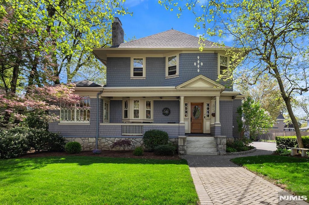 Sold $1,325,000 • Co-Listing Agent