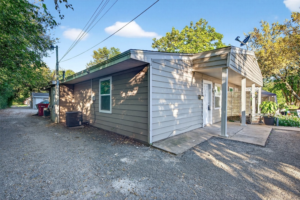 816 S Crockett St unit 2, Sherman, TX 75090 - photo 1