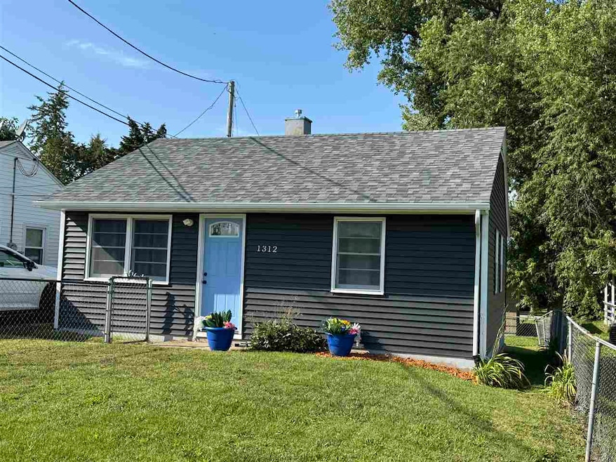 1312 Wilson Ave SW, Cedar Rapids, IA 52404 - photo 1